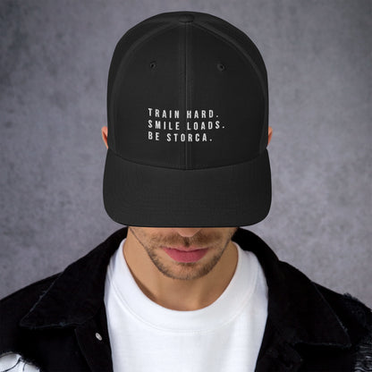 STORCA TRUCKER CAP // BLACK MOTTO.